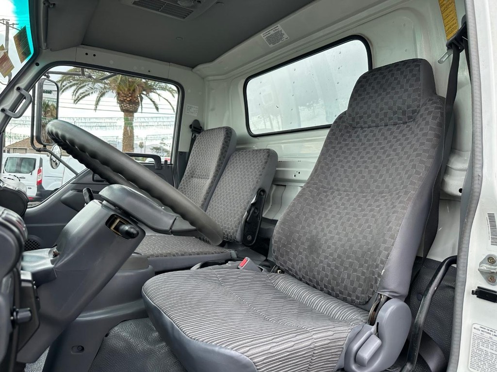 GMC W4500 14ft Box Truck w/ Liftgate Vehicle Full-screen Gallery Image 18