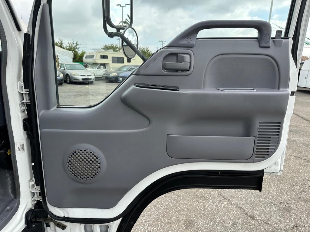 GMC W4500 14ft Box Truck w/ Liftgate Vehicle Full-screen Gallery Image 19