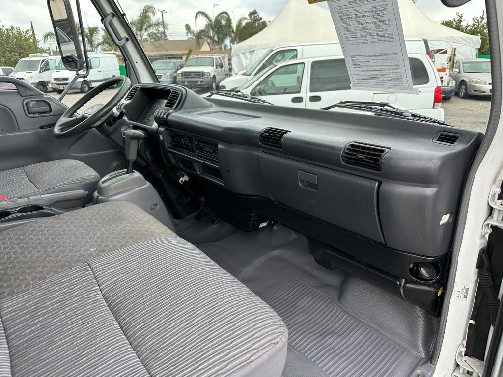 GMC W4500 14ft Box Truck w/ Liftgate Vehicle Full-screen Gallery Image 20