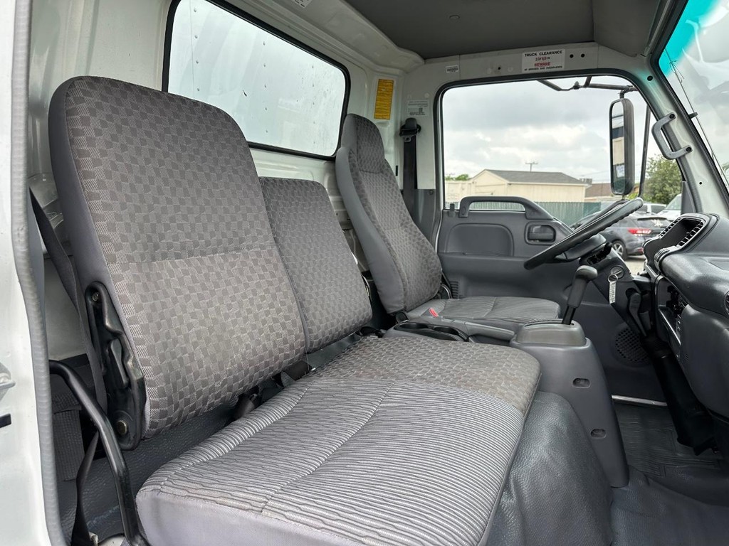 GMC W4500 14ft Box Truck w/ Liftgate Vehicle Full-screen Gallery Image 22