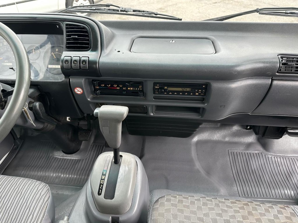 GMC W4500 14ft Box Truck w/ Liftgate Vehicle Full-screen Gallery Image 24