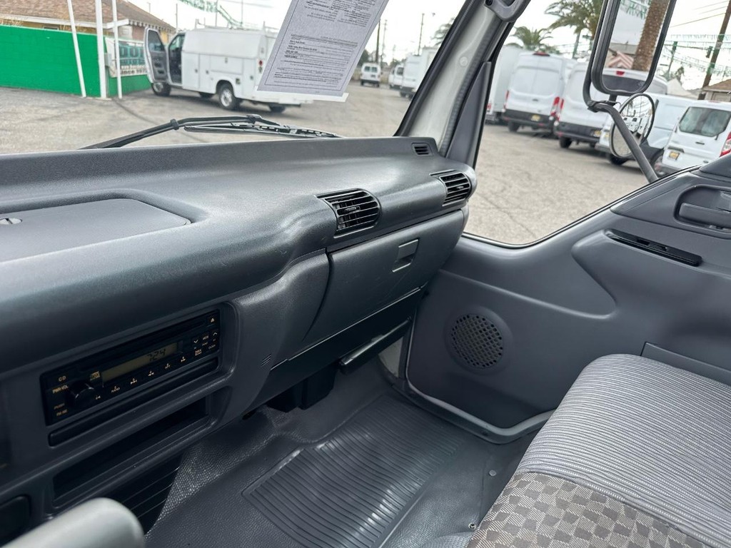 GMC W4500 14ft Box Truck w/ Liftgate Vehicle Full-screen Gallery Image 25