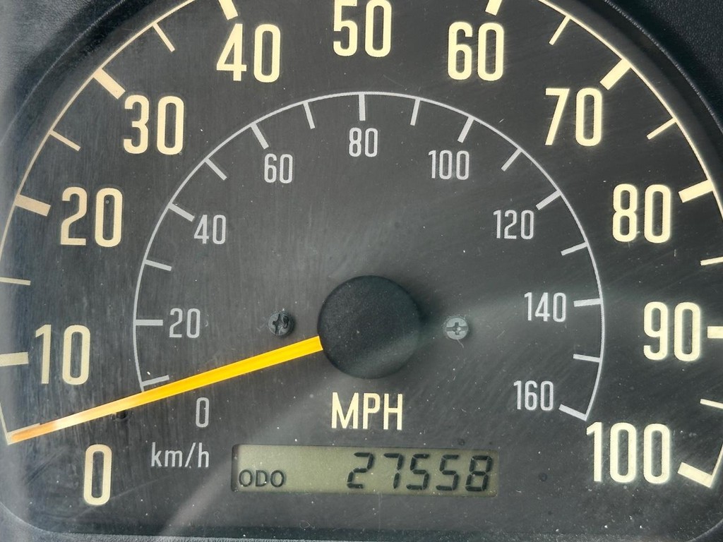 GMC W4500 14ft Box Truck w/ Liftgate Vehicle Full-screen Gallery Image 29