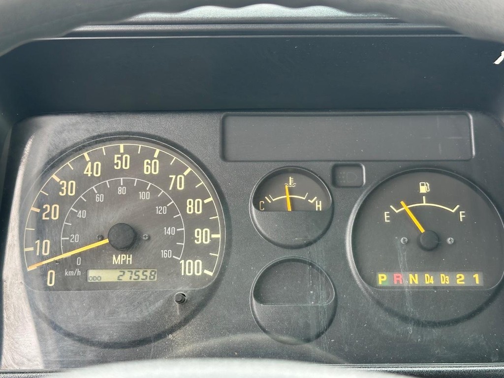 GMC W4500 14ft Box Truck w/ Liftgate Vehicle Full-screen Gallery Image 30