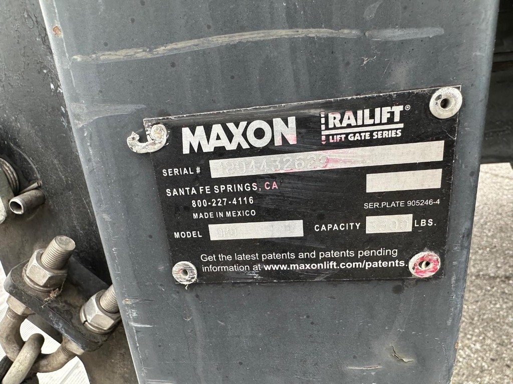 GMC W4500 14ft Box Truck w/ Liftgate Vehicle Full-screen Gallery Image 31