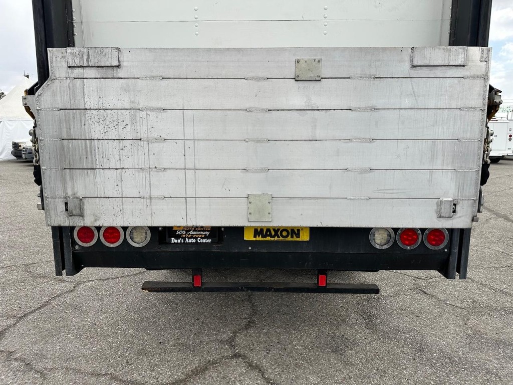 GMC W4500 14ft Box Truck w/ Liftgate Vehicle Full-screen Gallery Image 33