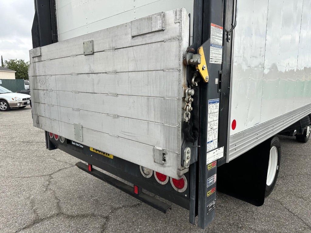 GMC W4500 14ft Box Truck w/ Liftgate Vehicle Full-screen Gallery Image 34