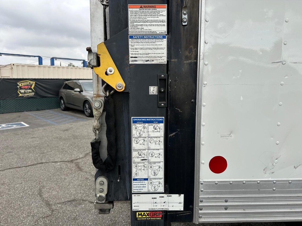 GMC W4500 14ft Box Truck w/ Liftgate Vehicle Full-screen Gallery Image 35