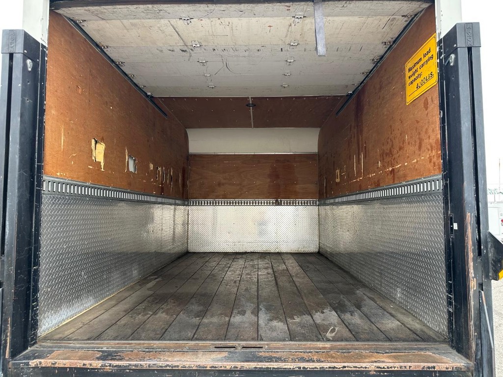 GMC W4500 14ft Box Truck w/ Liftgate Vehicle Full-screen Gallery Image 36