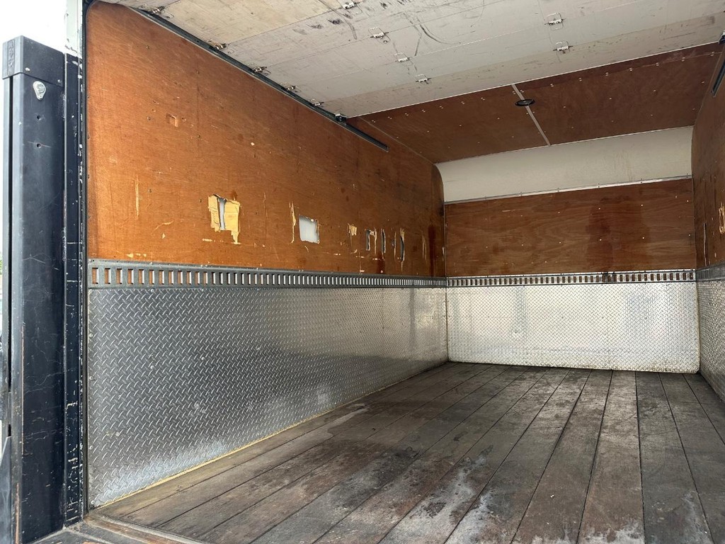 GMC W4500 14ft Box Truck w/ Liftgate Vehicle Full-screen Gallery Image 37