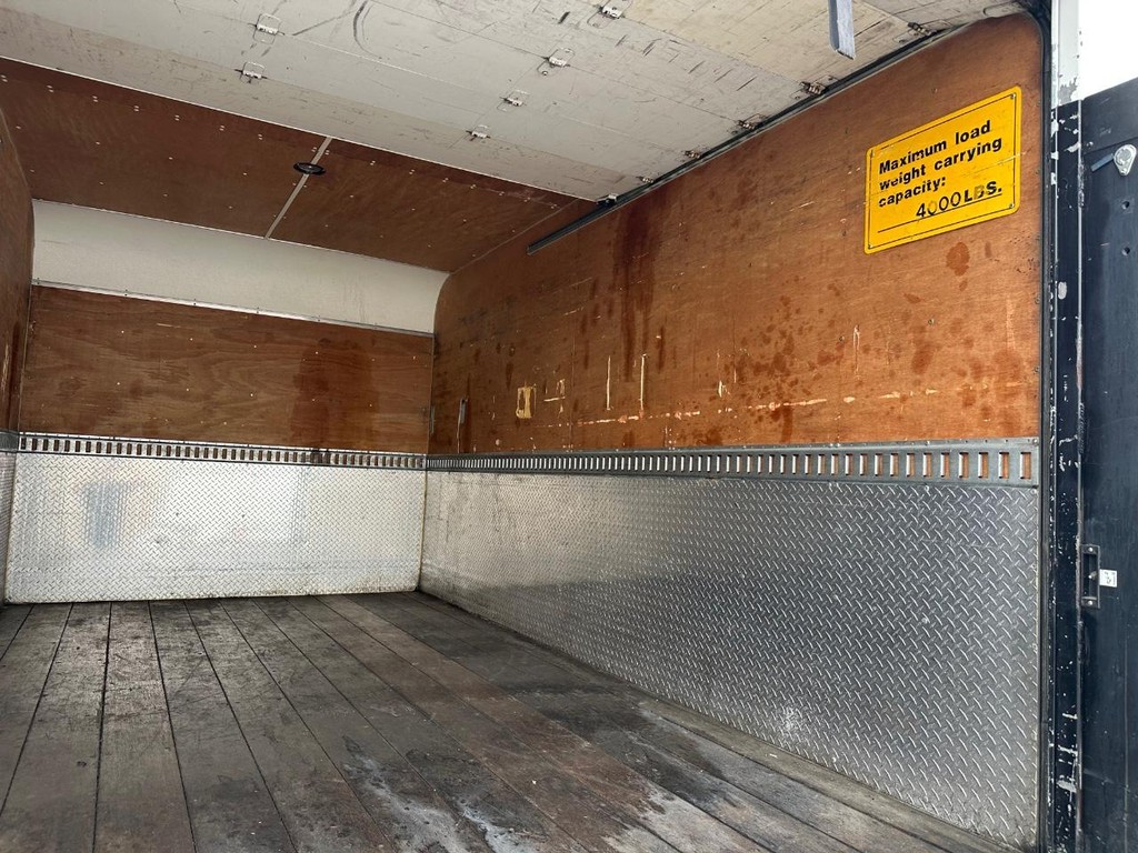 GMC W4500 14ft Box Truck w/ Liftgate Vehicle Full-screen Gallery Image 38