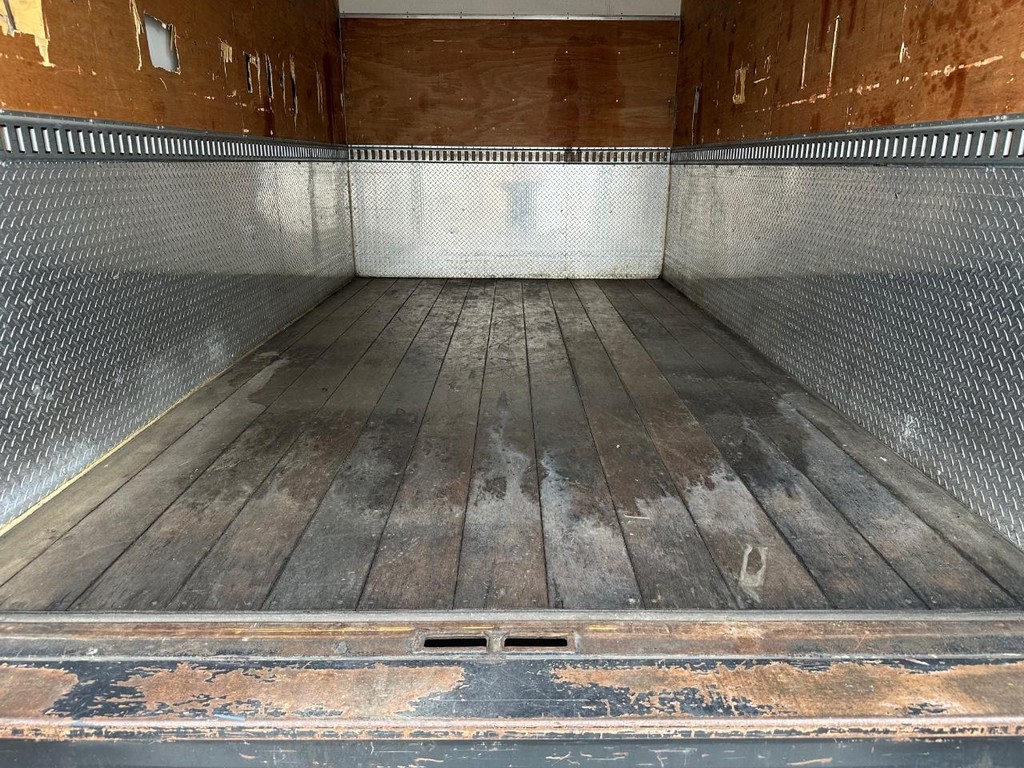 GMC W4500 14ft Box Truck w/ Liftgate Vehicle Full-screen Gallery Image 39