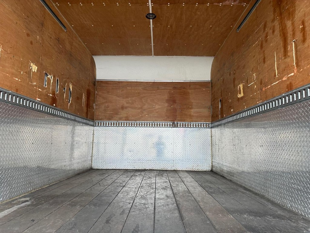 GMC W4500 14ft Box Truck w/ Liftgate Vehicle Full-screen Gallery Image 40