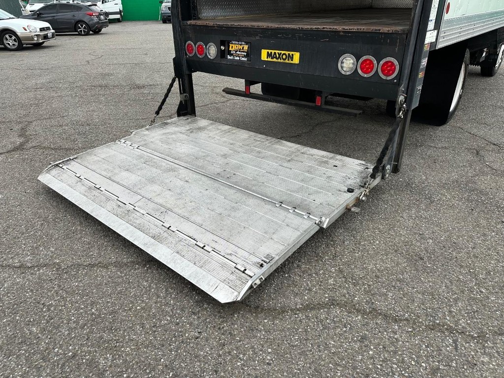 GMC W4500 14ft Box Truck w/ Liftgate Vehicle Full-screen Gallery Image 41