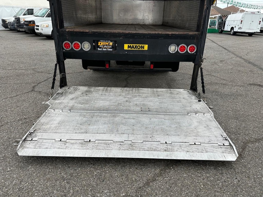 GMC W4500 14ft Box Truck w/ Liftgate Vehicle Full-screen Gallery Image 42