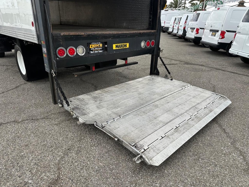 GMC W4500 14ft Box Truck w/ Liftgate Vehicle Full-screen Gallery Image 43