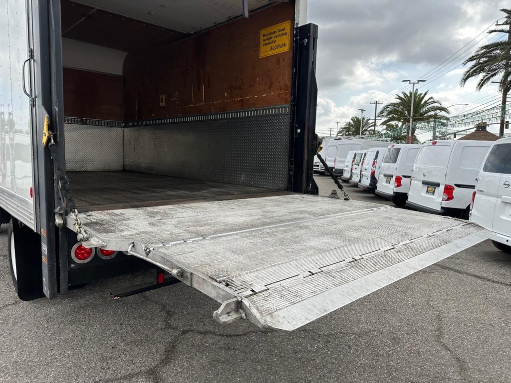 GMC W4500 14ft Box Truck w/ Liftgate Vehicle Full-screen Gallery Image 46