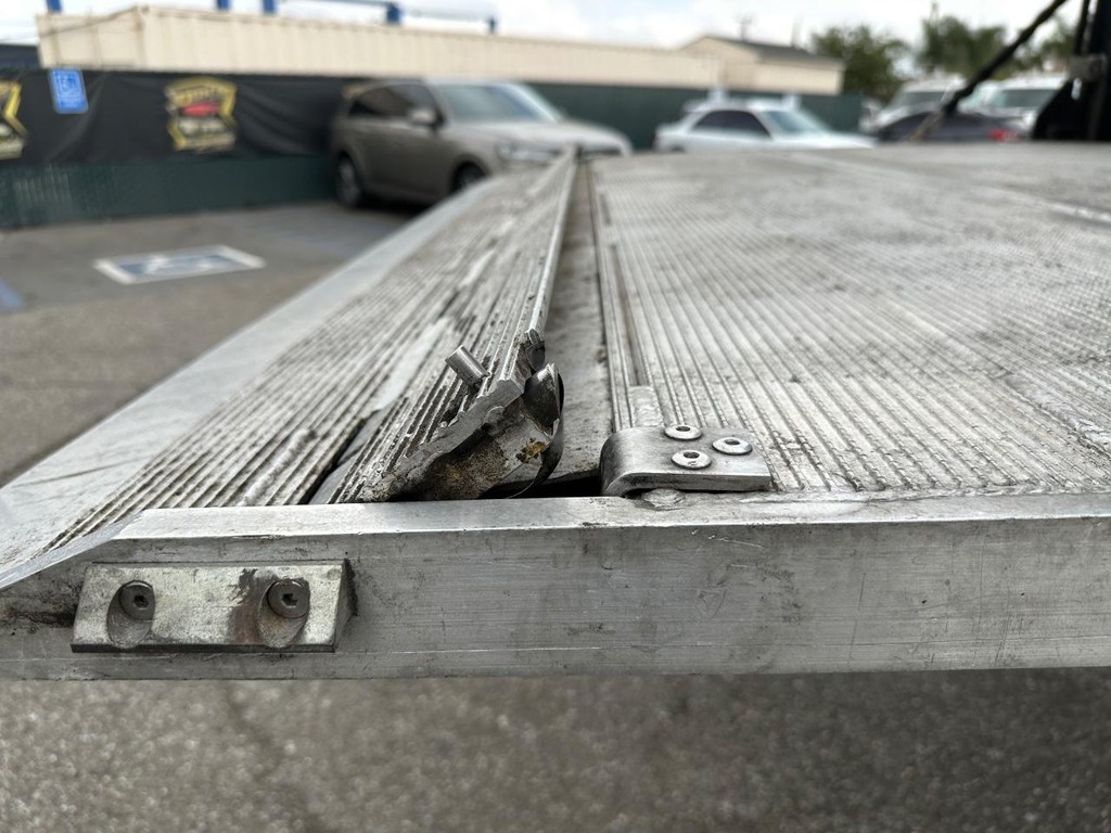 GMC W4500 14ft Box Truck w/ Liftgate Vehicle Full-screen Gallery Image 47