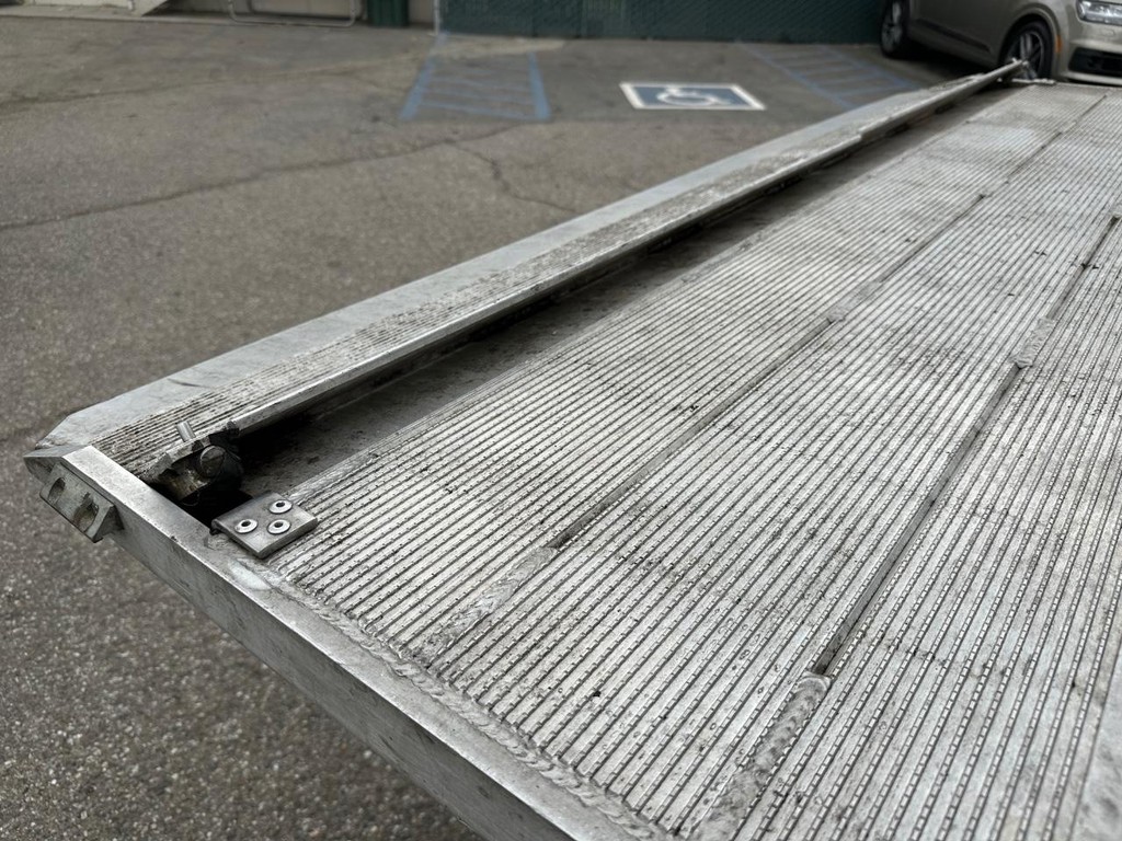 GMC W4500 14ft Box Truck w/ Liftgate Vehicle Full-screen Gallery Image 48