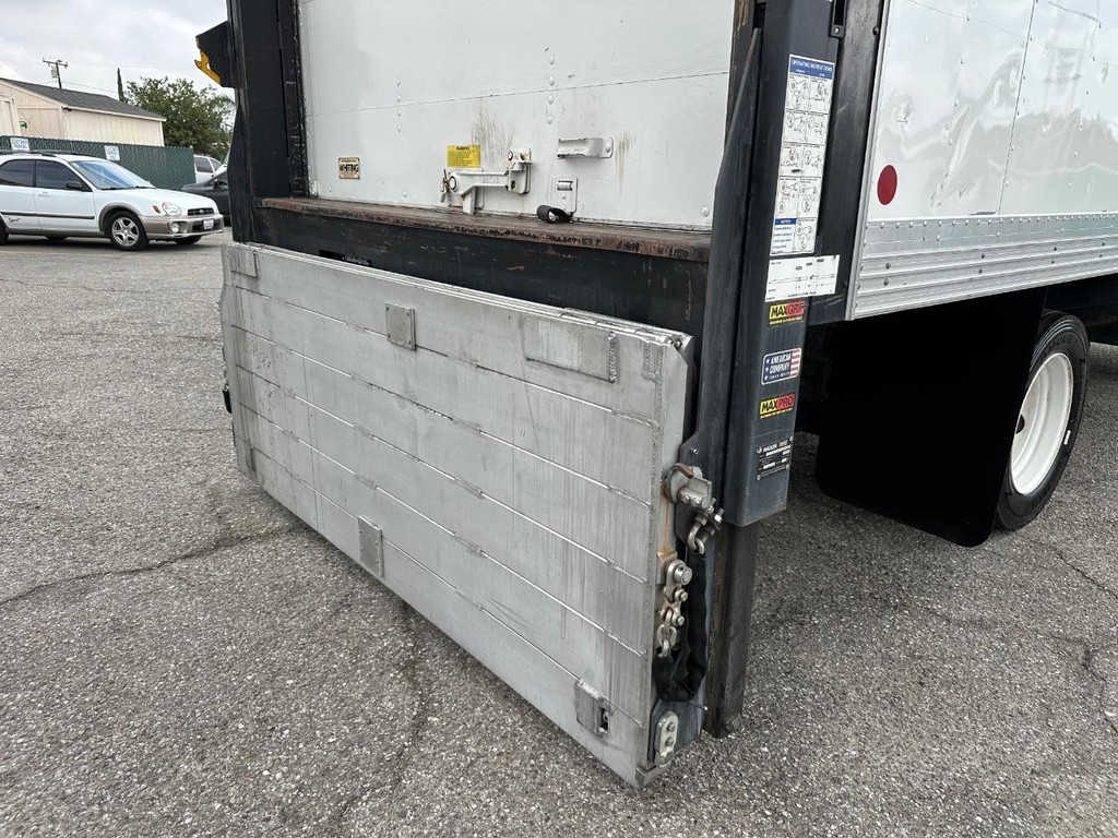 GMC W4500 14ft Box Truck w/ Liftgate Vehicle Full-screen Gallery Image 51