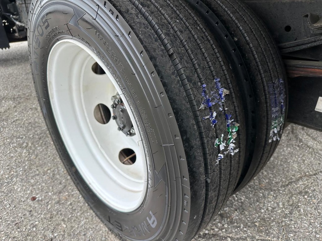 GMC W4500 14ft Box Truck w/ Liftgate Vehicle Full-screen Gallery Image 54