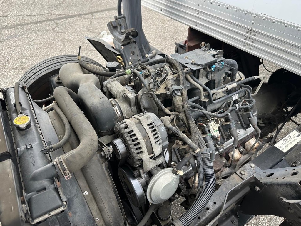 GMC W4500 14ft Box Truck w/ Liftgate Vehicle Full-screen Gallery Image 56