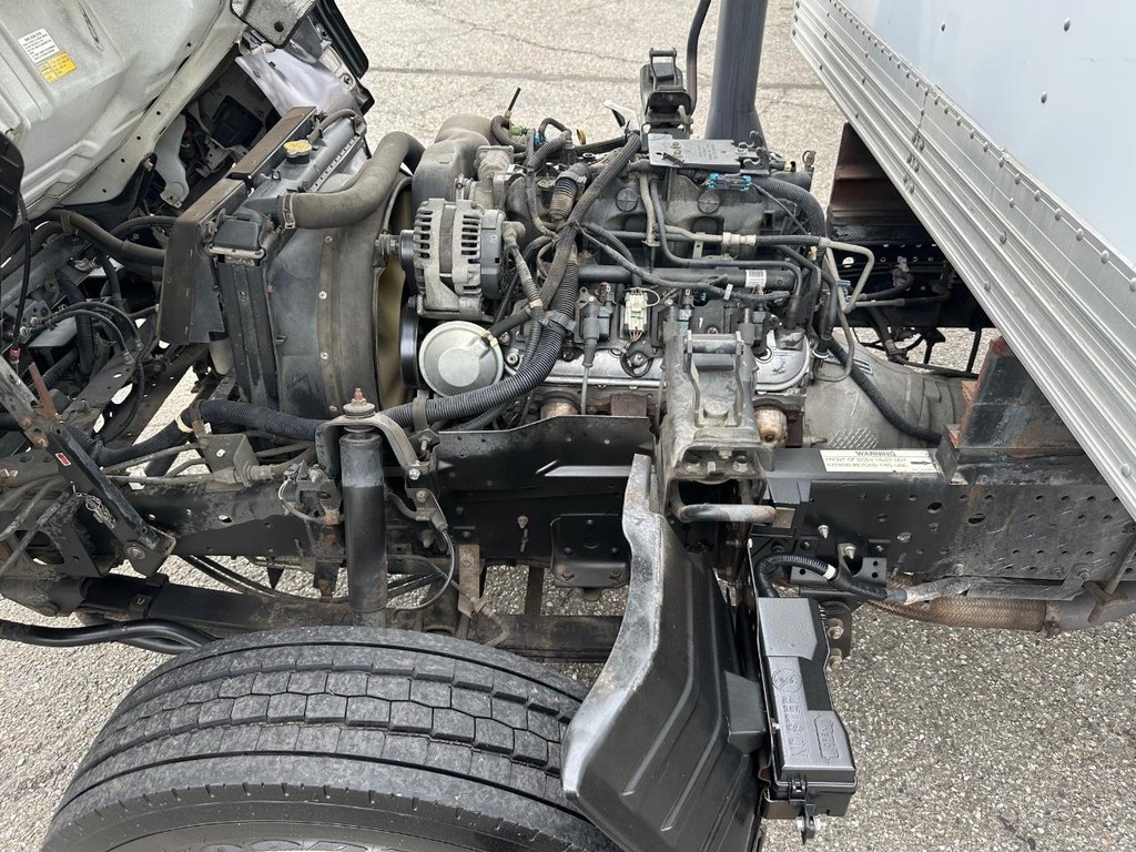 GMC W4500 14ft Box Truck w/ Liftgate Vehicle Full-screen Gallery Image 59