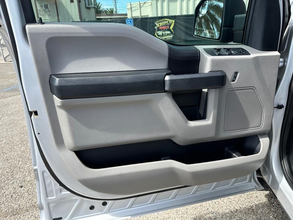 Ford F-150 Vehicle Full-screen Gallery Image 15