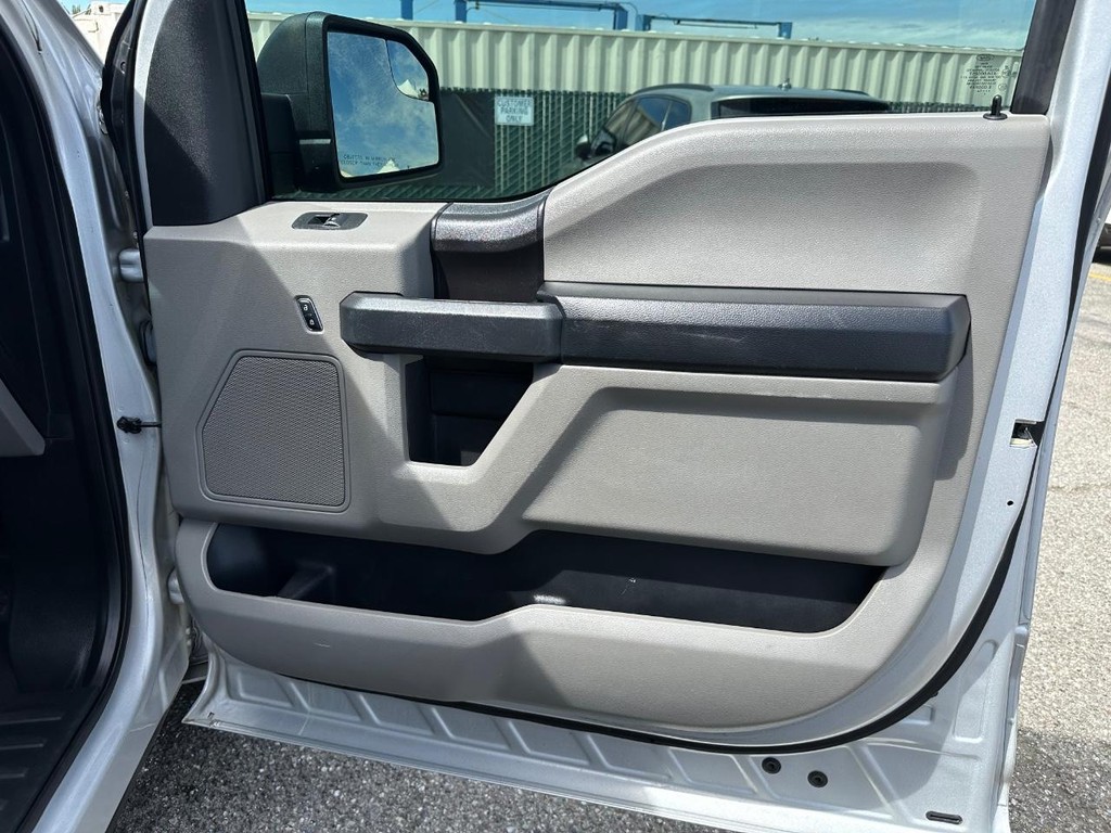 Ford F-150 Vehicle Full-screen Gallery Image 19
