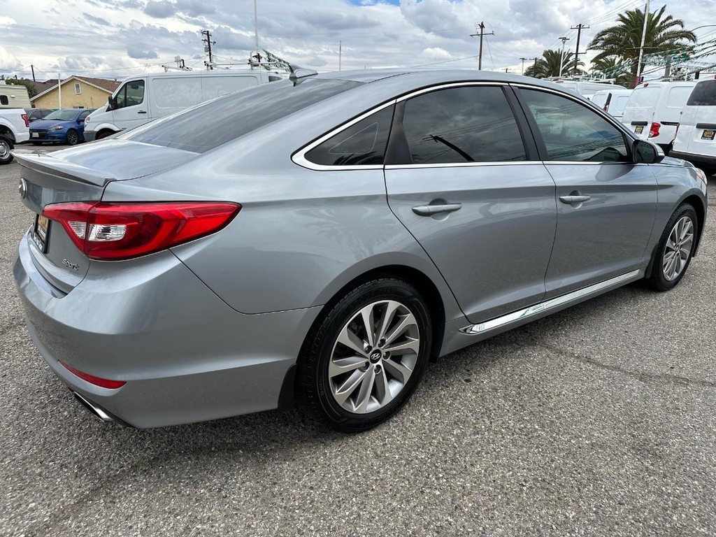 Hyundai Sonata Vehicle Full-screen Gallery Image 06