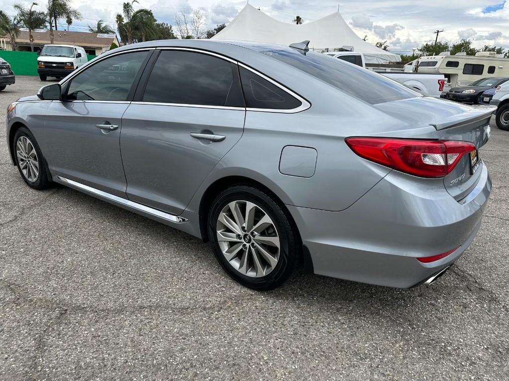 Hyundai Sonata Vehicle Full-screen Gallery Image 09