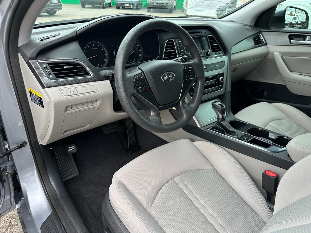 Hyundai Sonata Vehicle Full-screen Gallery Image 16