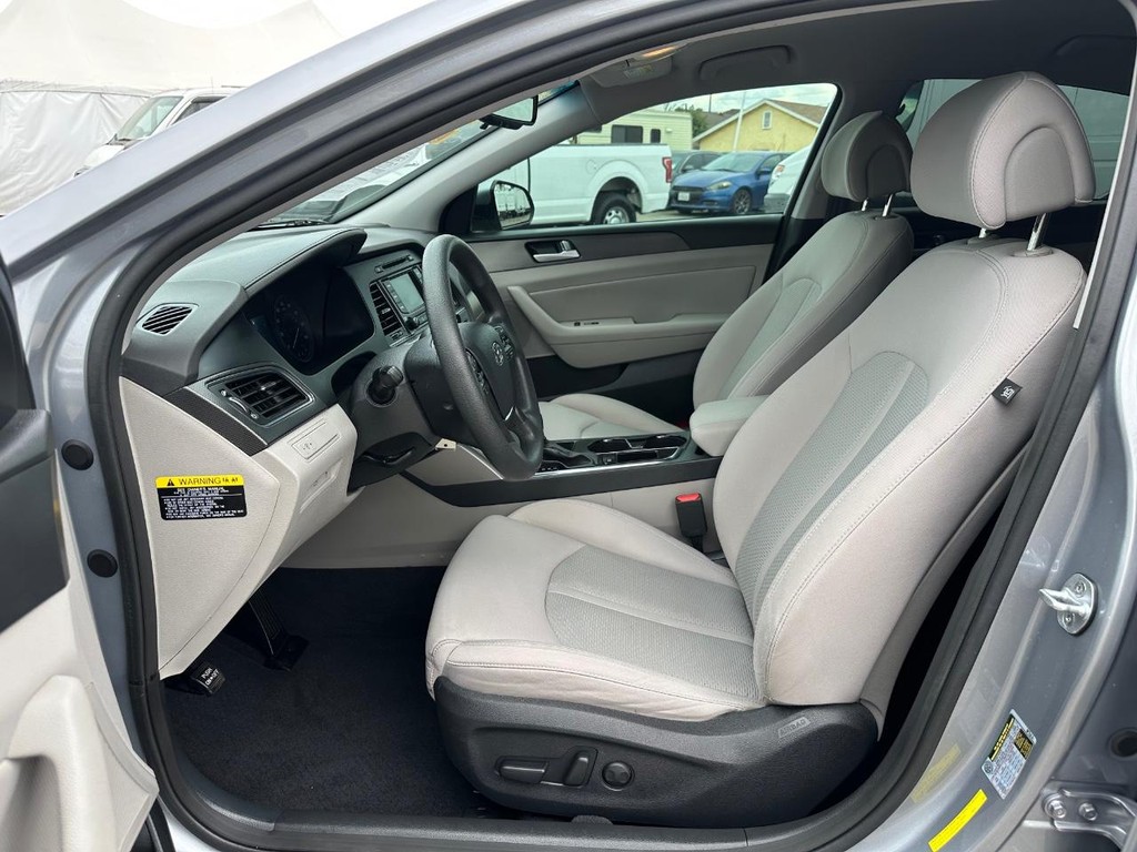 Hyundai Sonata Vehicle Full-screen Gallery Image 17