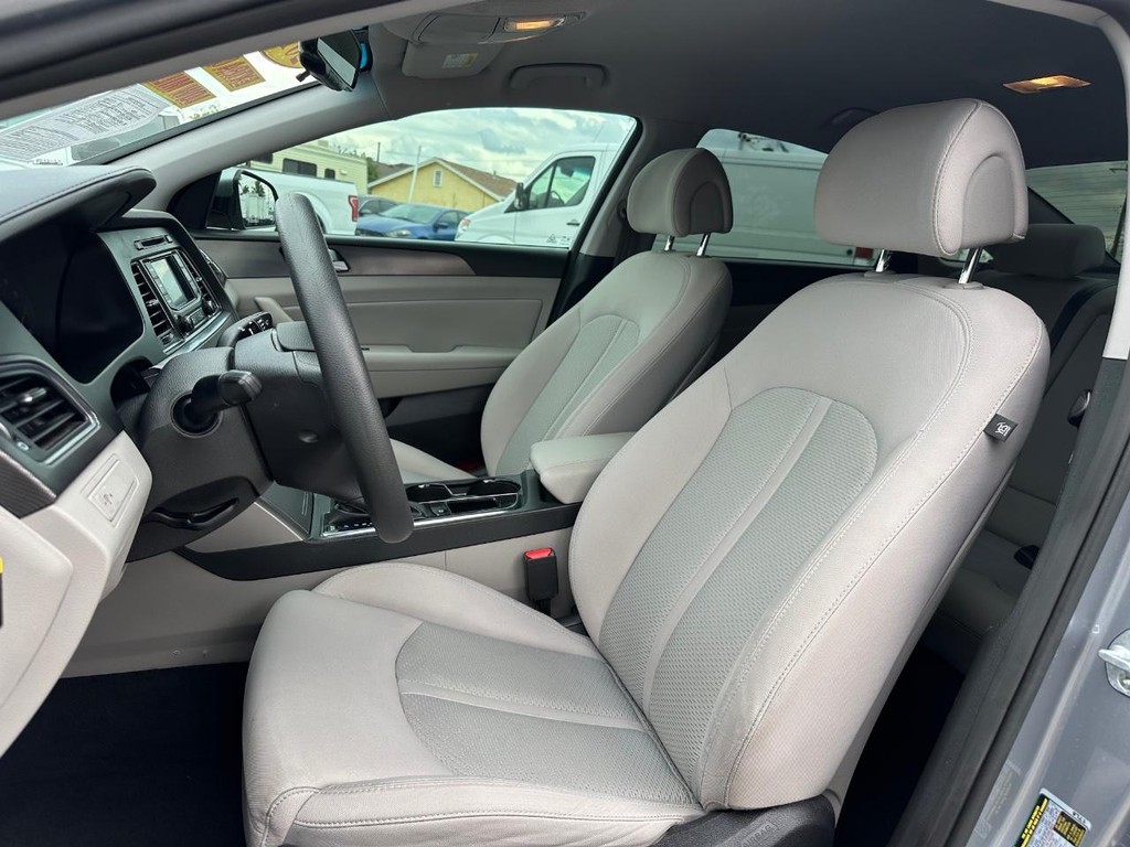 Hyundai Sonata Vehicle Full-screen Gallery Image 18