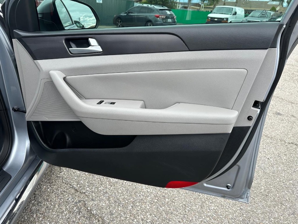 Hyundai Sonata Vehicle Full-screen Gallery Image 19