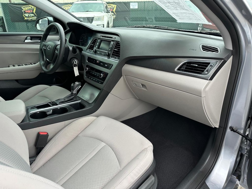 Hyundai Sonata Vehicle Full-screen Gallery Image 20