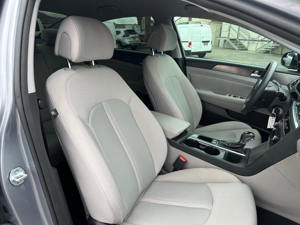 Hyundai Sonata Vehicle Full-screen Gallery Image 22