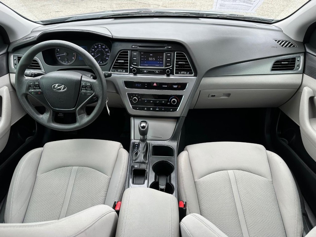 Hyundai Sonata Vehicle Full-screen Gallery Image 23