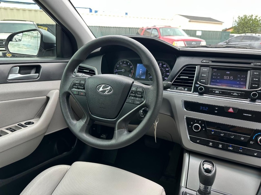 Hyundai Sonata Vehicle Full-screen Gallery Image 24