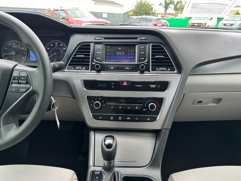 Hyundai Sonata Vehicle Full-screen Gallery Image 25