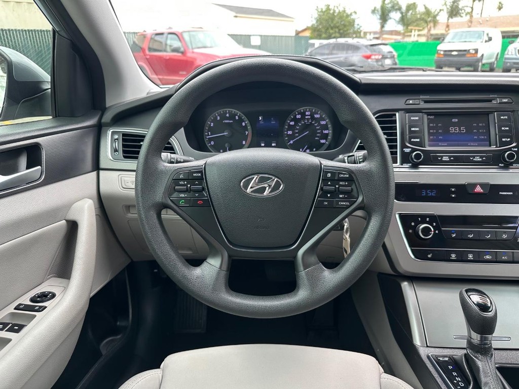 Hyundai Sonata Vehicle Full-screen Gallery Image 27