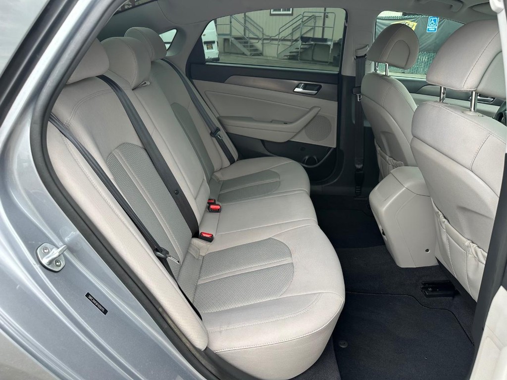 Hyundai Sonata Vehicle Full-screen Gallery Image 29