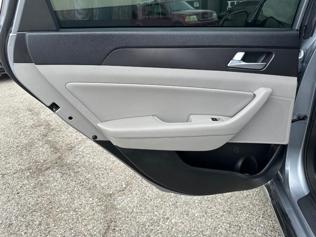 Hyundai Sonata Vehicle Full-screen Gallery Image 30