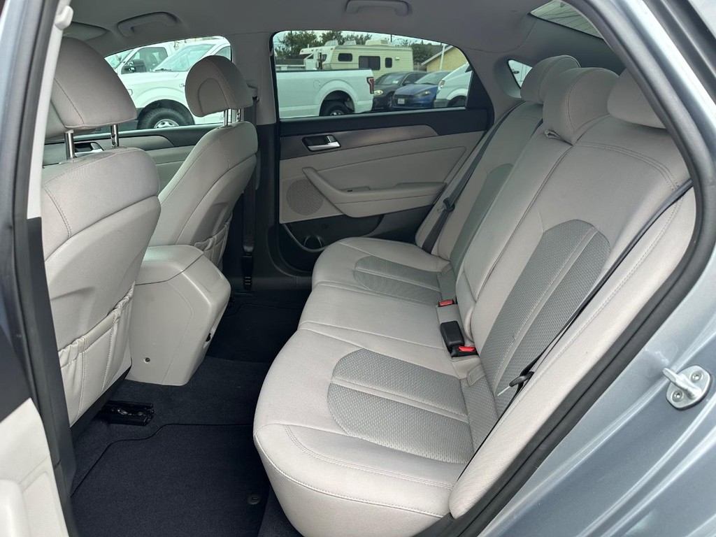 Hyundai Sonata Vehicle Full-screen Gallery Image 31