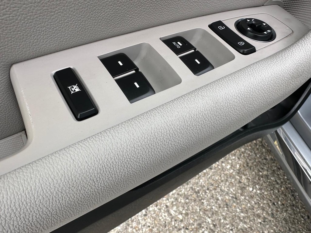 Hyundai Sonata Vehicle Full-screen Gallery Image 32