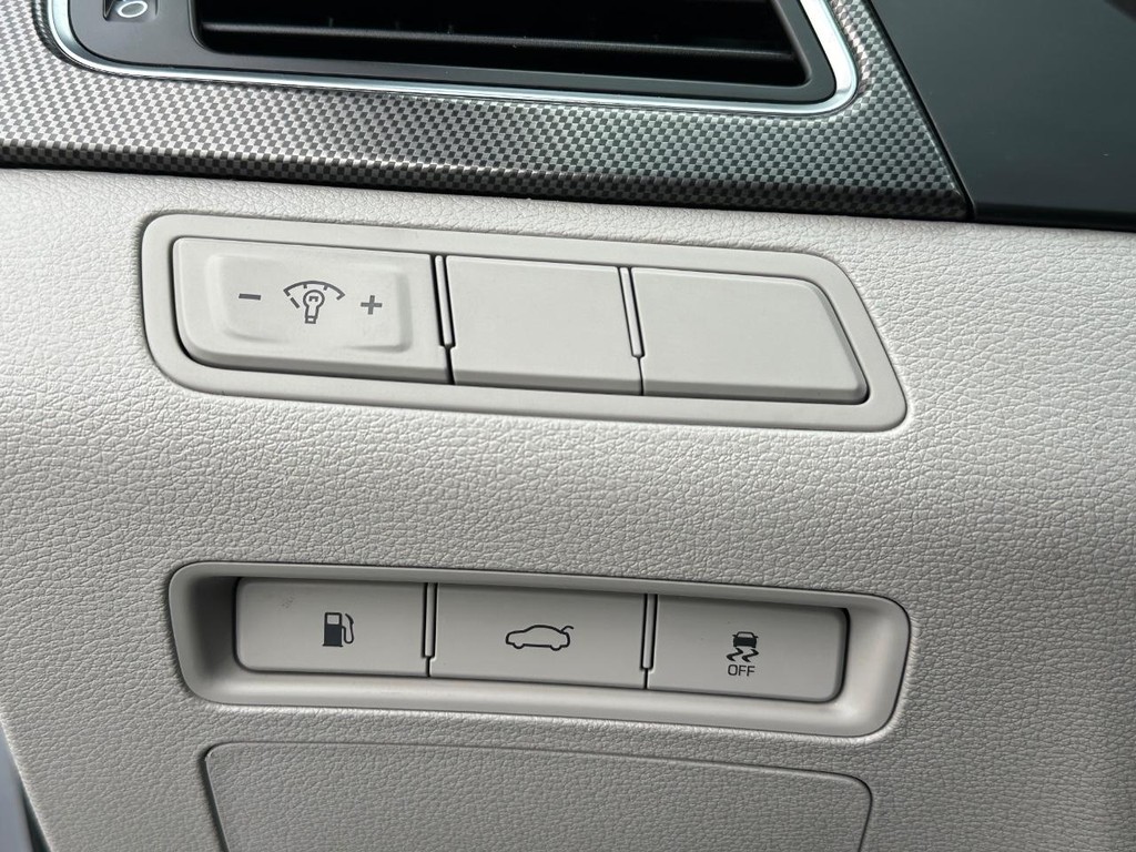 Hyundai Sonata Vehicle Full-screen Gallery Image 33