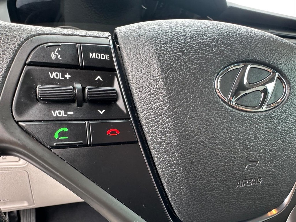 Hyundai Sonata Vehicle Full-screen Gallery Image 34