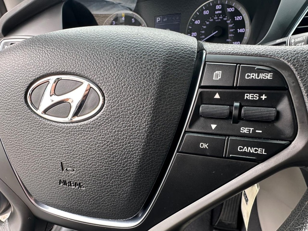 Hyundai Sonata Vehicle Full-screen Gallery Image 35