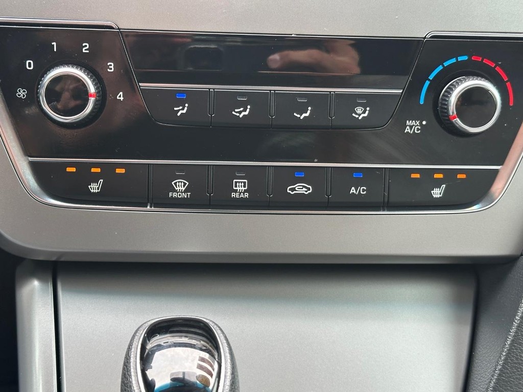 Hyundai Sonata Vehicle Full-screen Gallery Image 36