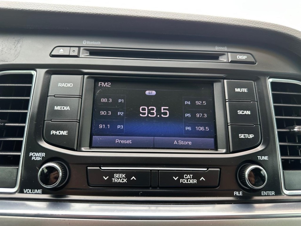 Hyundai Sonata Vehicle Full-screen Gallery Image 37